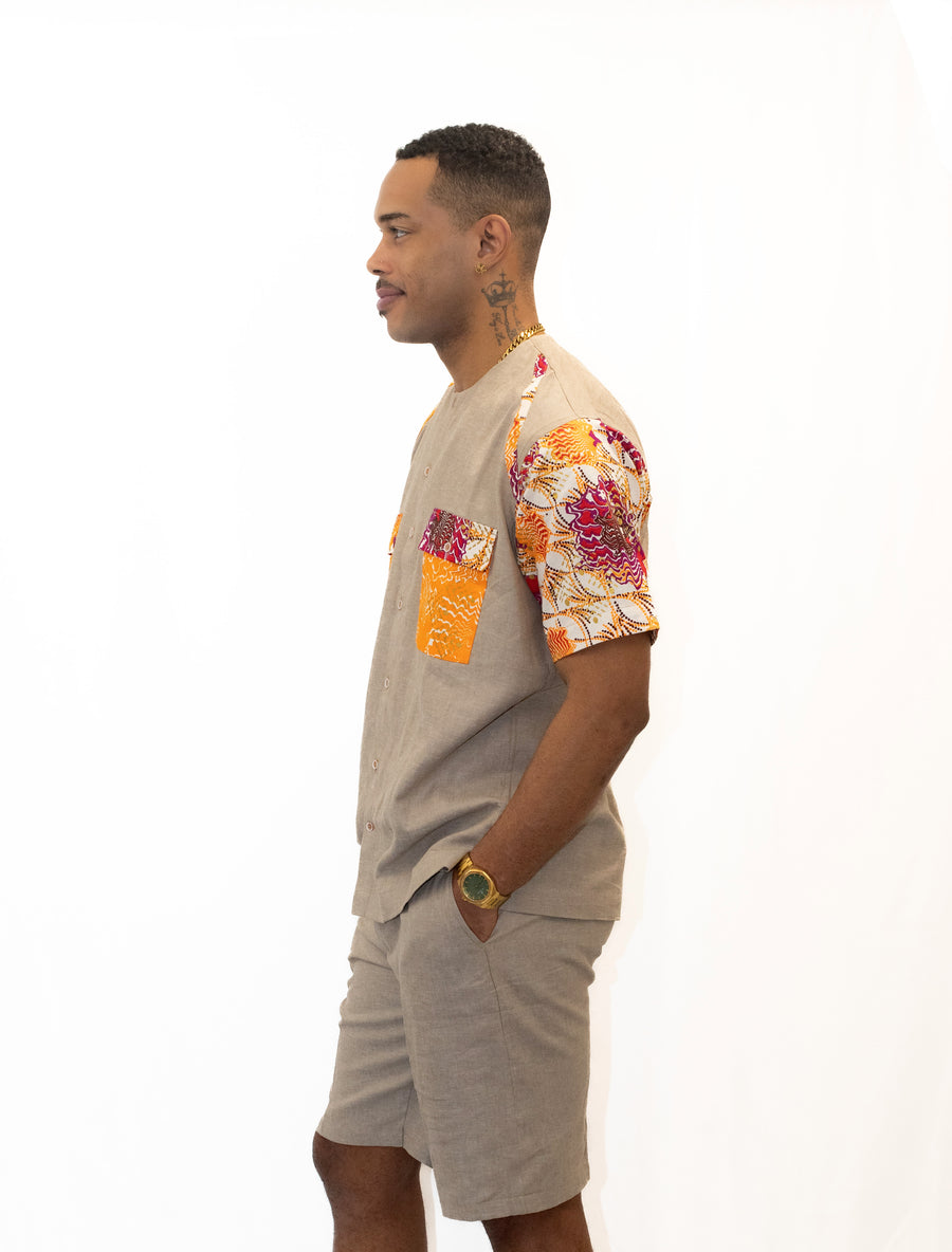 Ensemble chemise col rond & bermuda homme – Sable & détails en pagne africain.