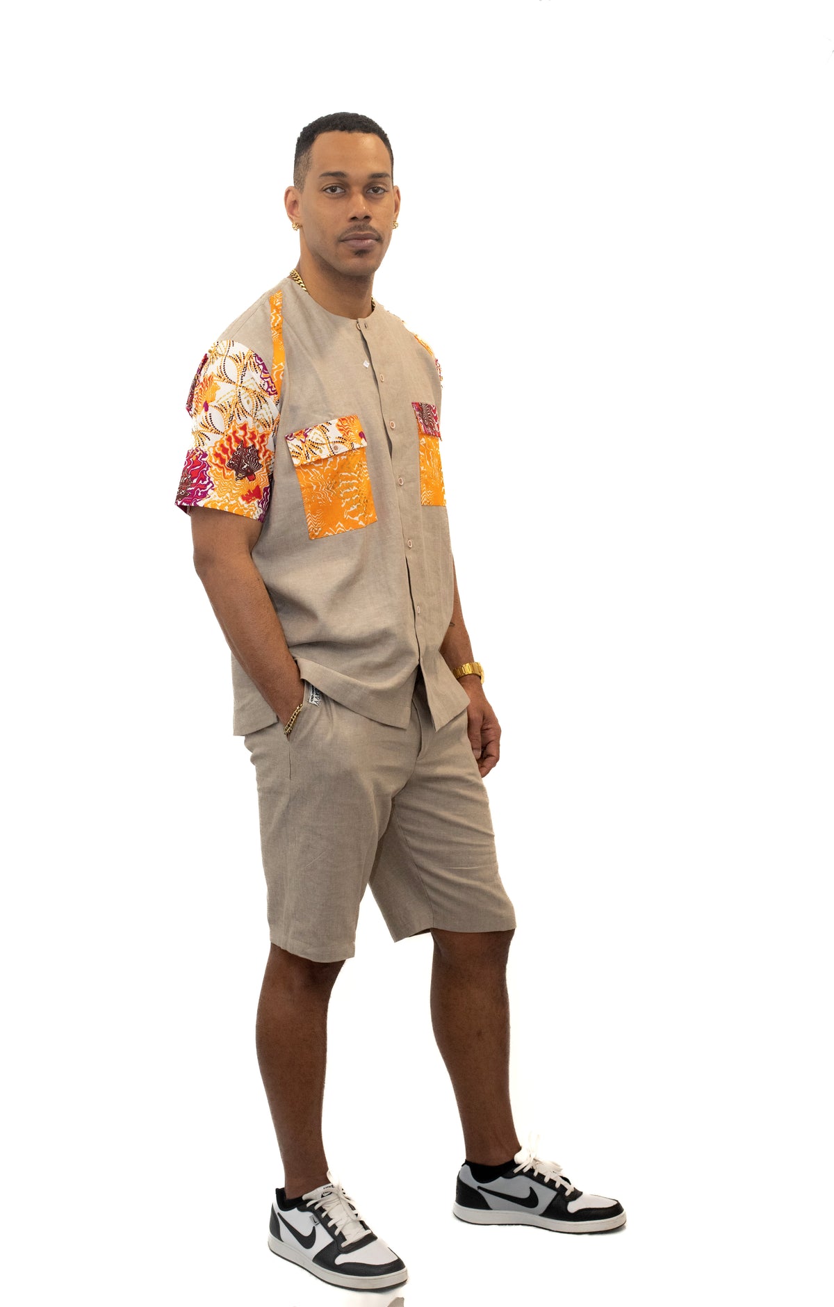 Ensemble chemise col rond & bermuda homme – Sable & détails en pagne africain.