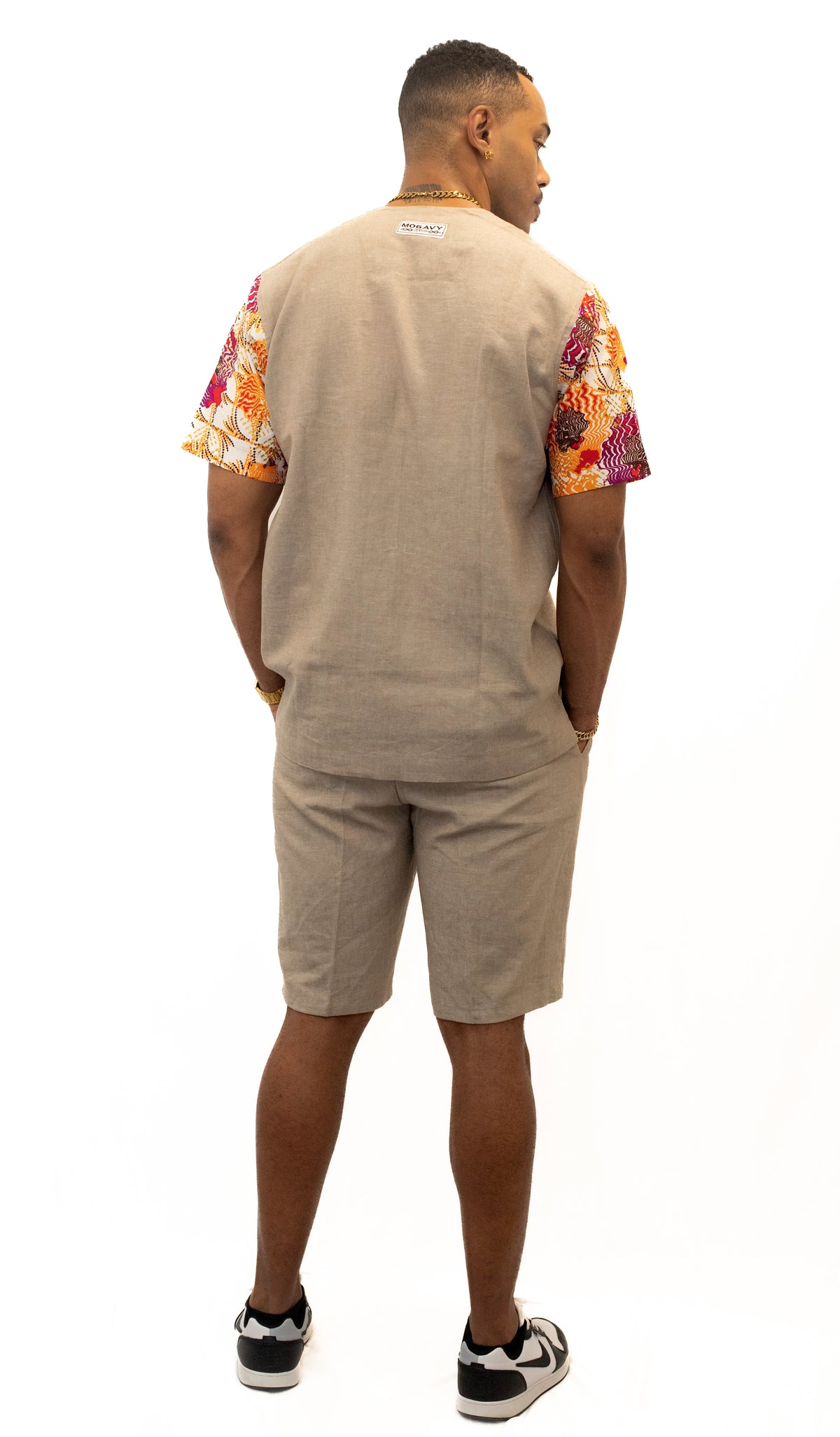 Ensemble chemise col rond & bermuda homme – Sable & détails en pagne africain.