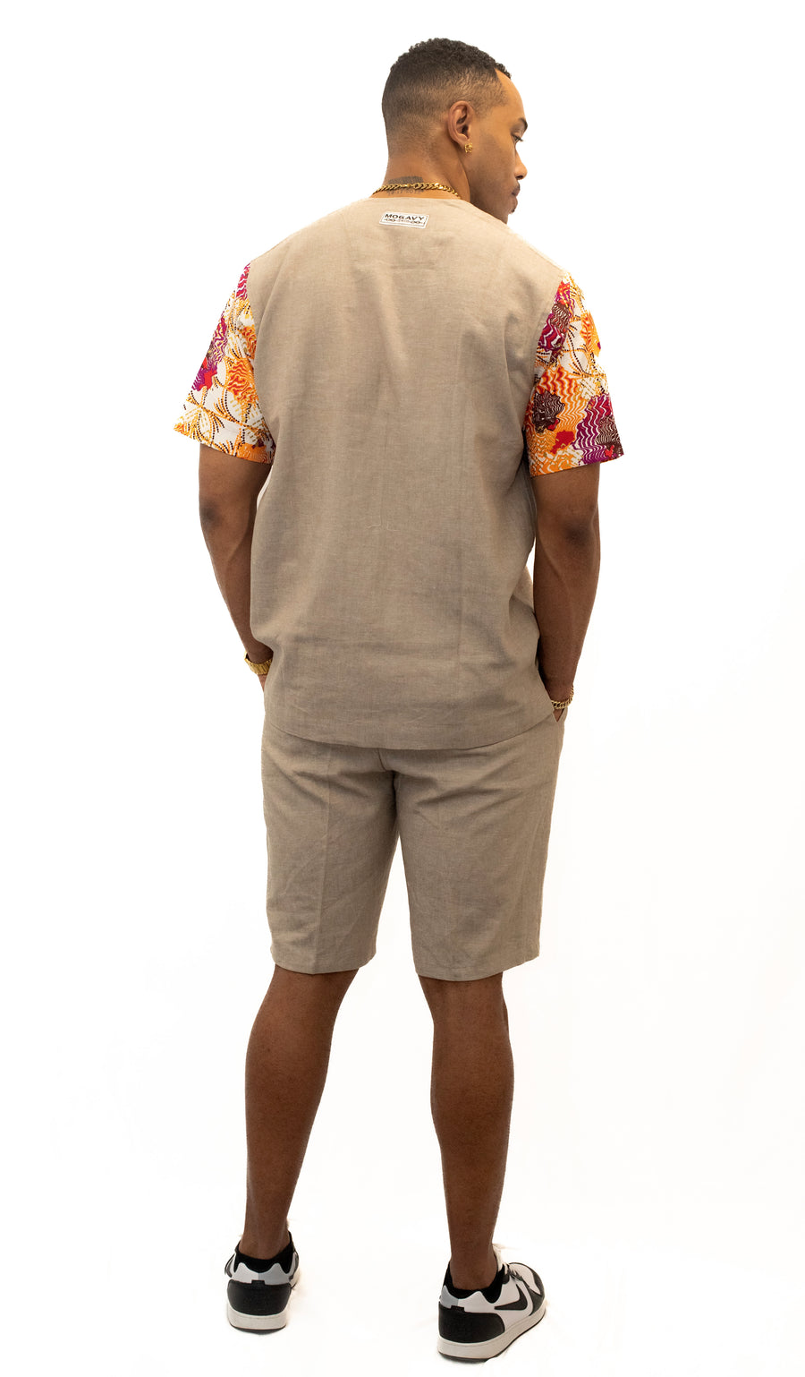 Ensemble chemise col rond & bermuda homme – Sable & détails en pagne africain.