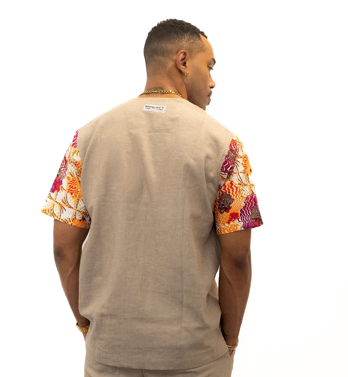 Ensemble chemise col rond & bermuda homme – Sable & détails en pagne africain.