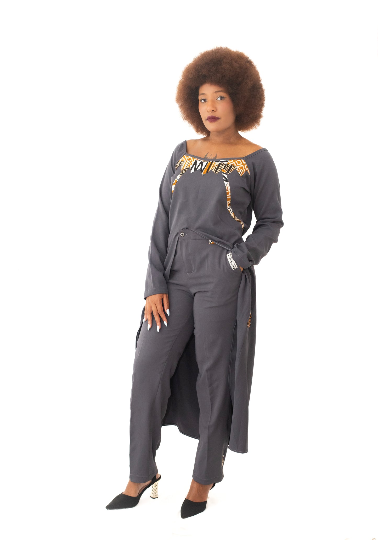 Ensemble Tunique Longue et Pantalon avec design en Pagne Africain – Gris Clair