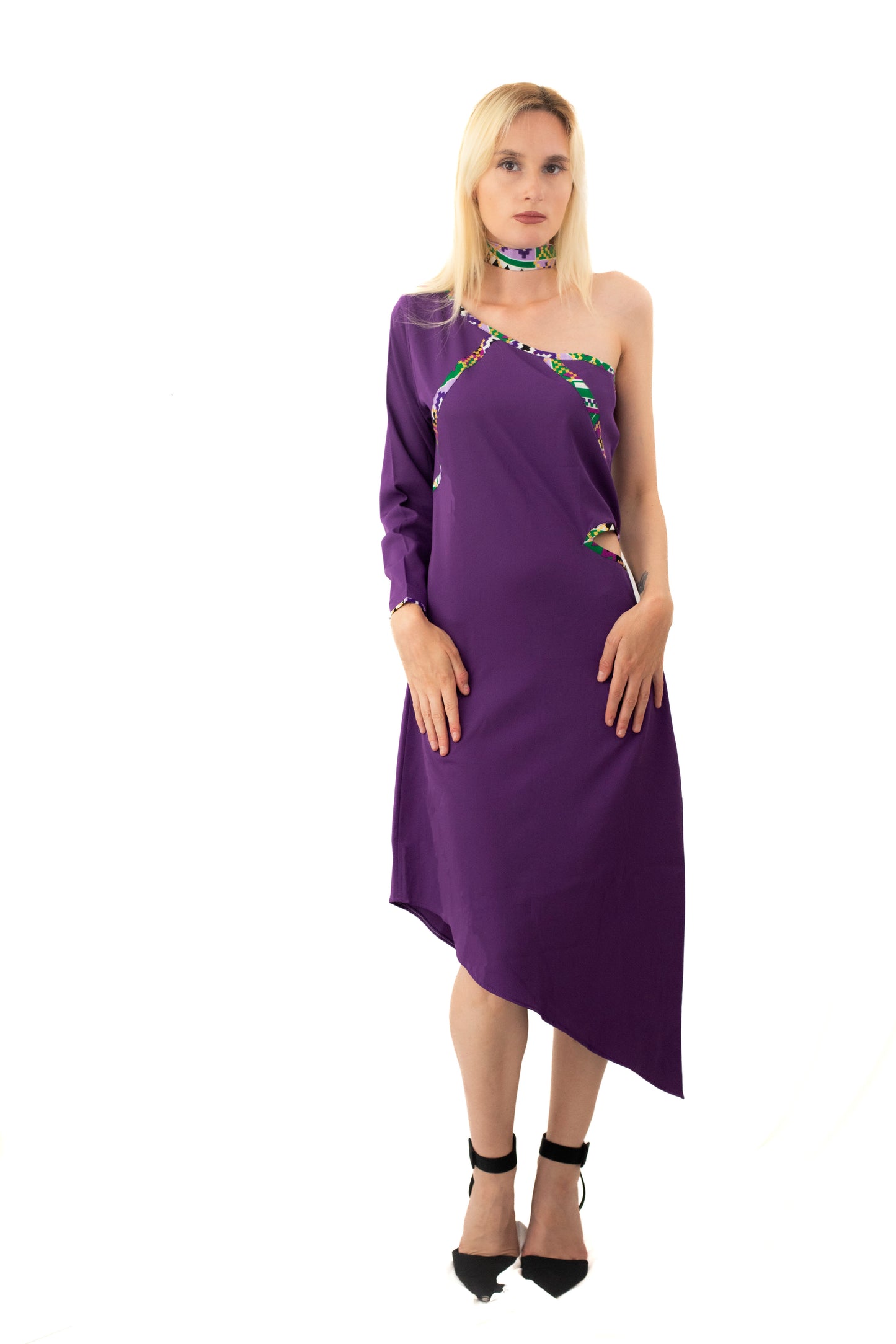 Robe de Soirée Violette avec détails en Pagne Africain – Asymétrique et Élégante