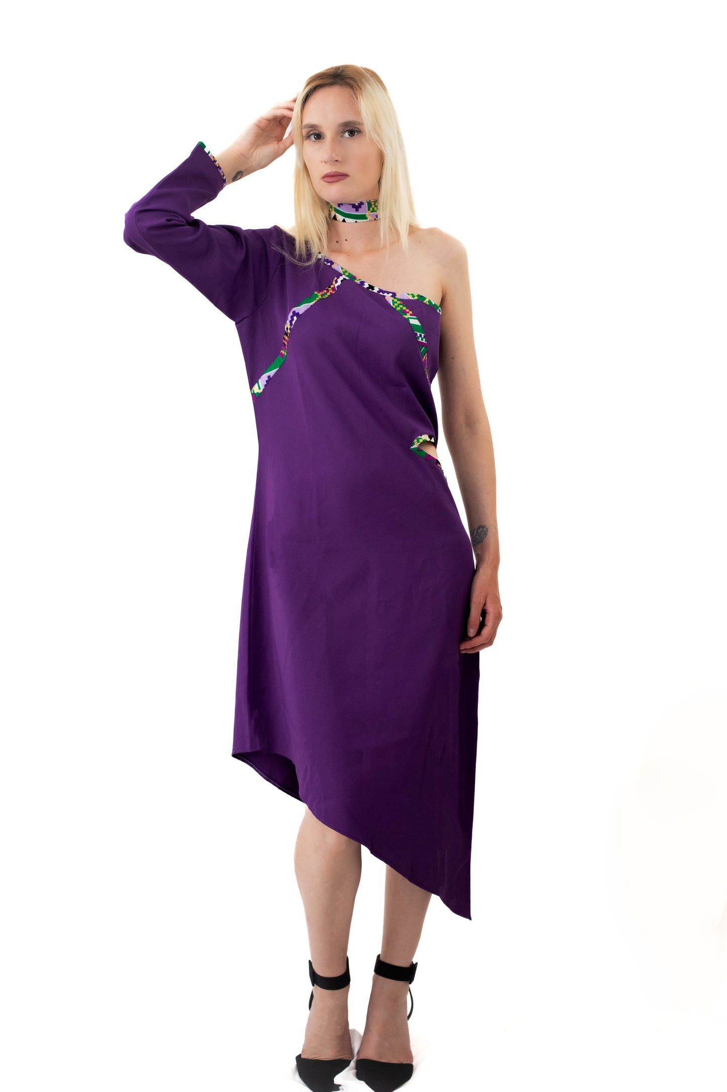 Robe de Soirée Violette avec détails en Pagne Africain – Asymétrique et Élégante