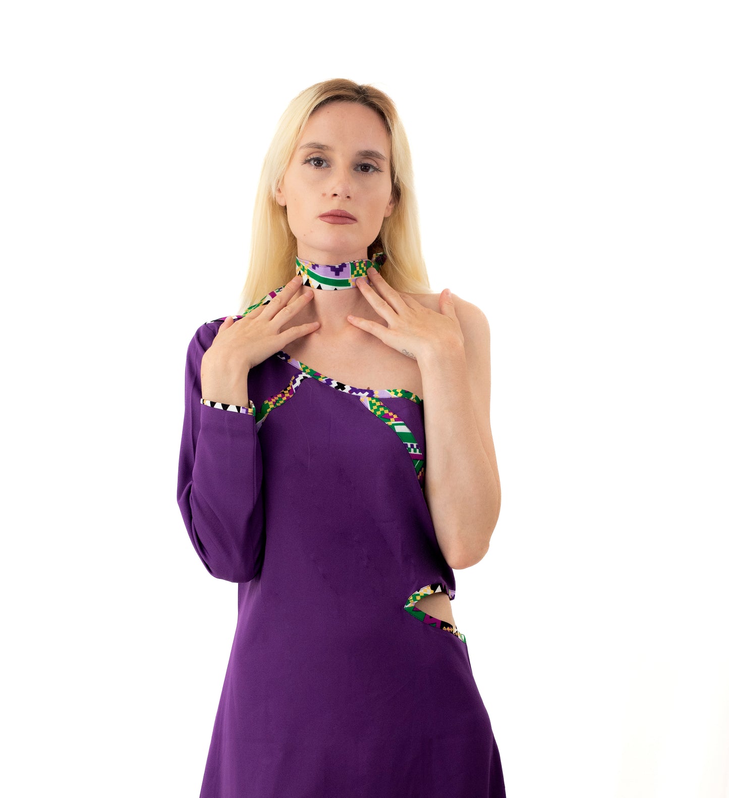 Robe de Soirée Violette avec détails en Pagne Africain – Asymétrique et Élégante