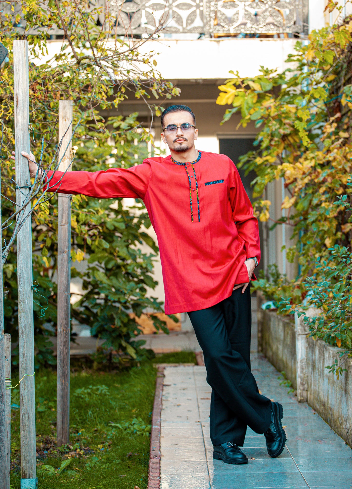 Ensemble Homme – Chemise traditionnelle rouge avec finitions en pagne africain et pantalon noir