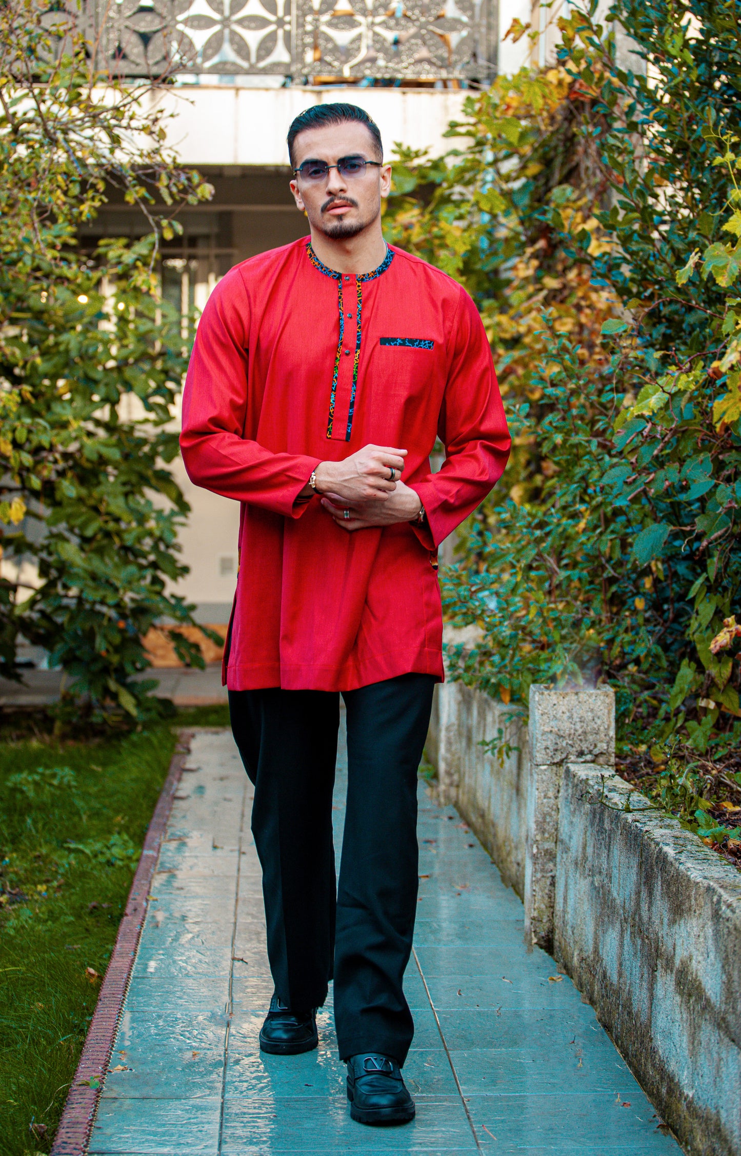 Ensemble Homme – Chemise traditionnelle rouge avec finitions en pagne africain et pantalon noir