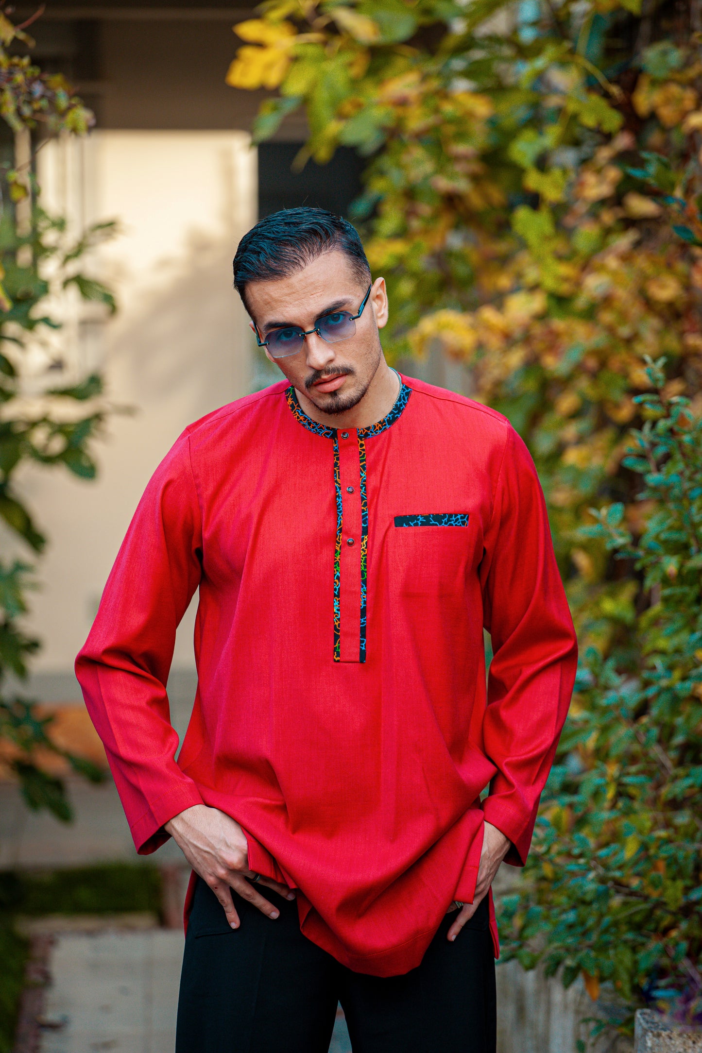 Ensemble Homme – Chemise traditionnelle rouge avec finitions en pagne africain et pantalon noir