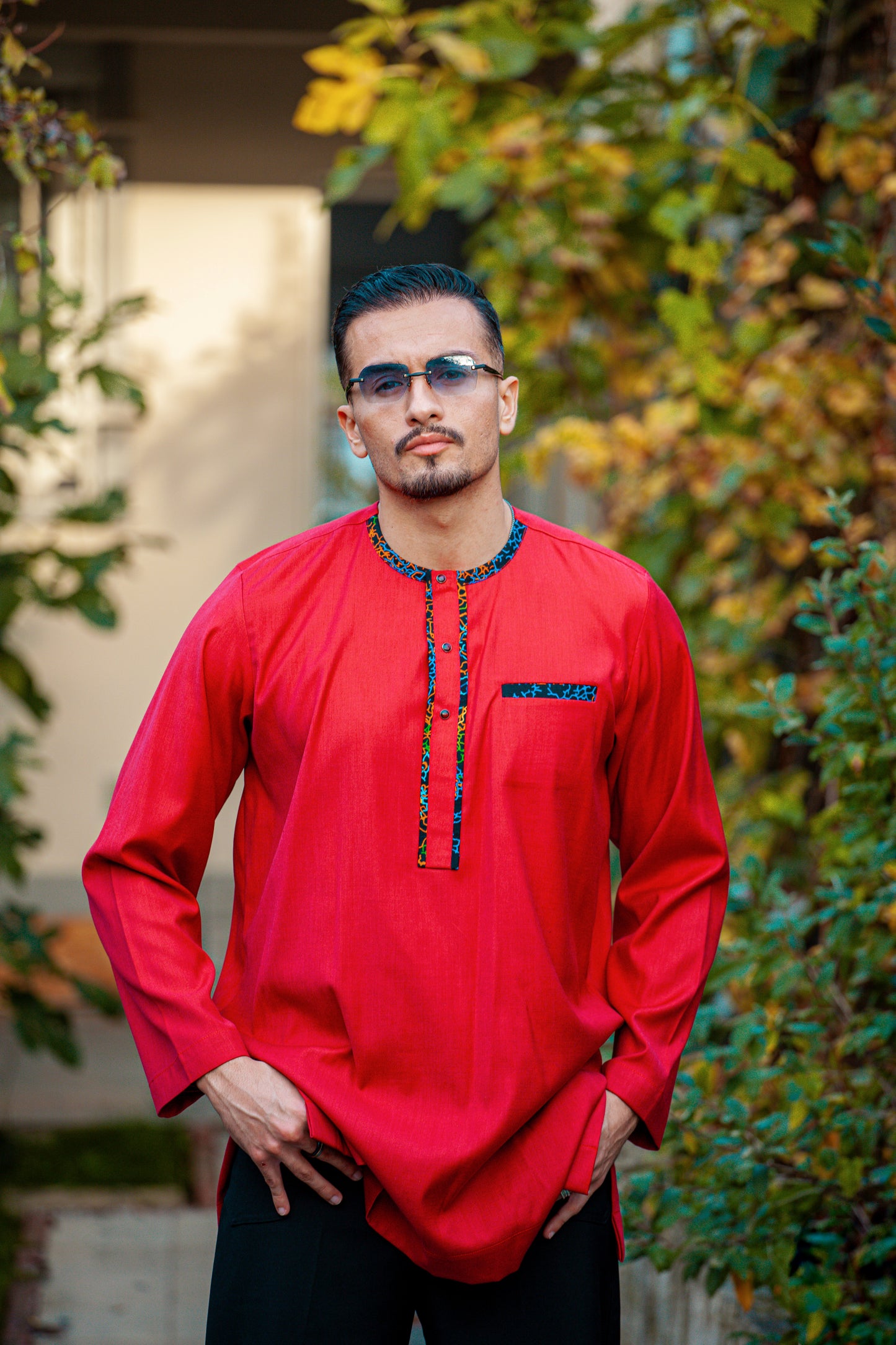 Ensemble Homme – Chemise traditionnelle rouge avec finitions en pagne africain et pantalon noir