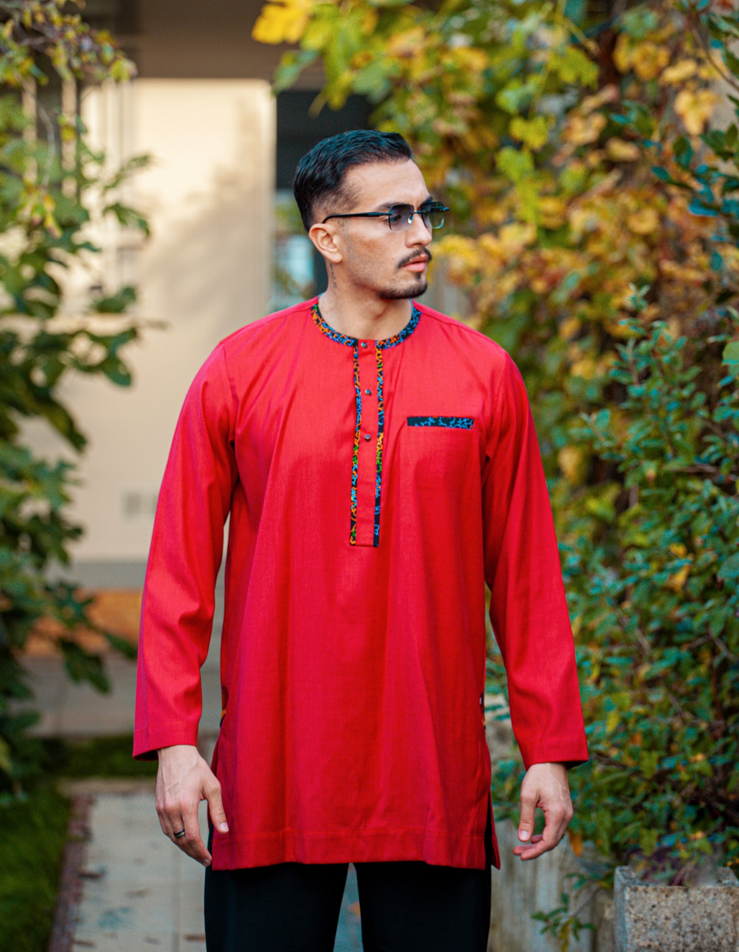 Ensemble Homme – Chemise traditionnelle rouge avec finitions en pagne africain et pantalon noir