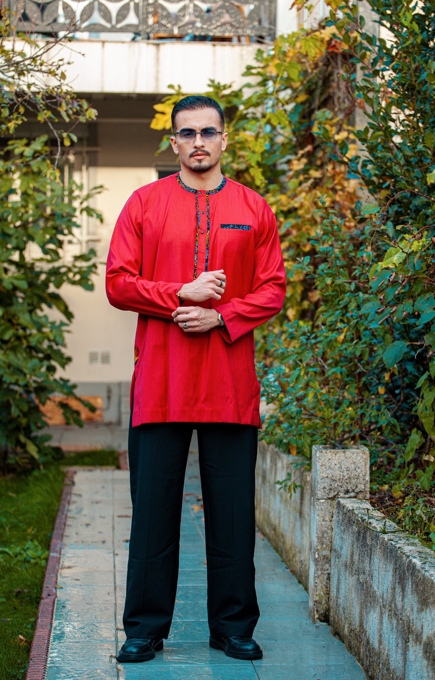 Ensemble Homme – Chemise traditionnelle rouge avec finitions en pagne africain et pantalon noir