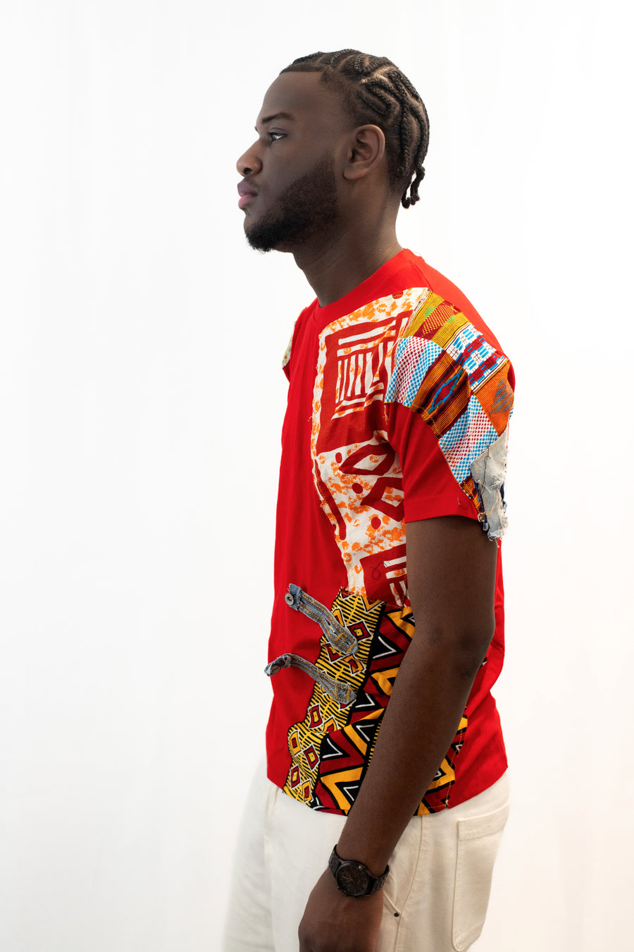 T-shirt rouge customisé avec tissus et pagnes africains