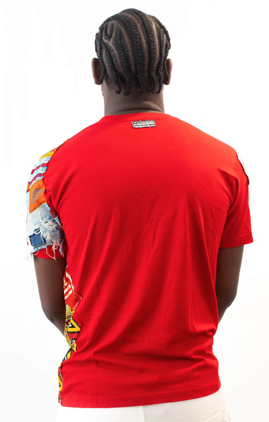 T-shirt rouge customisé avec tissus et pagnes africains