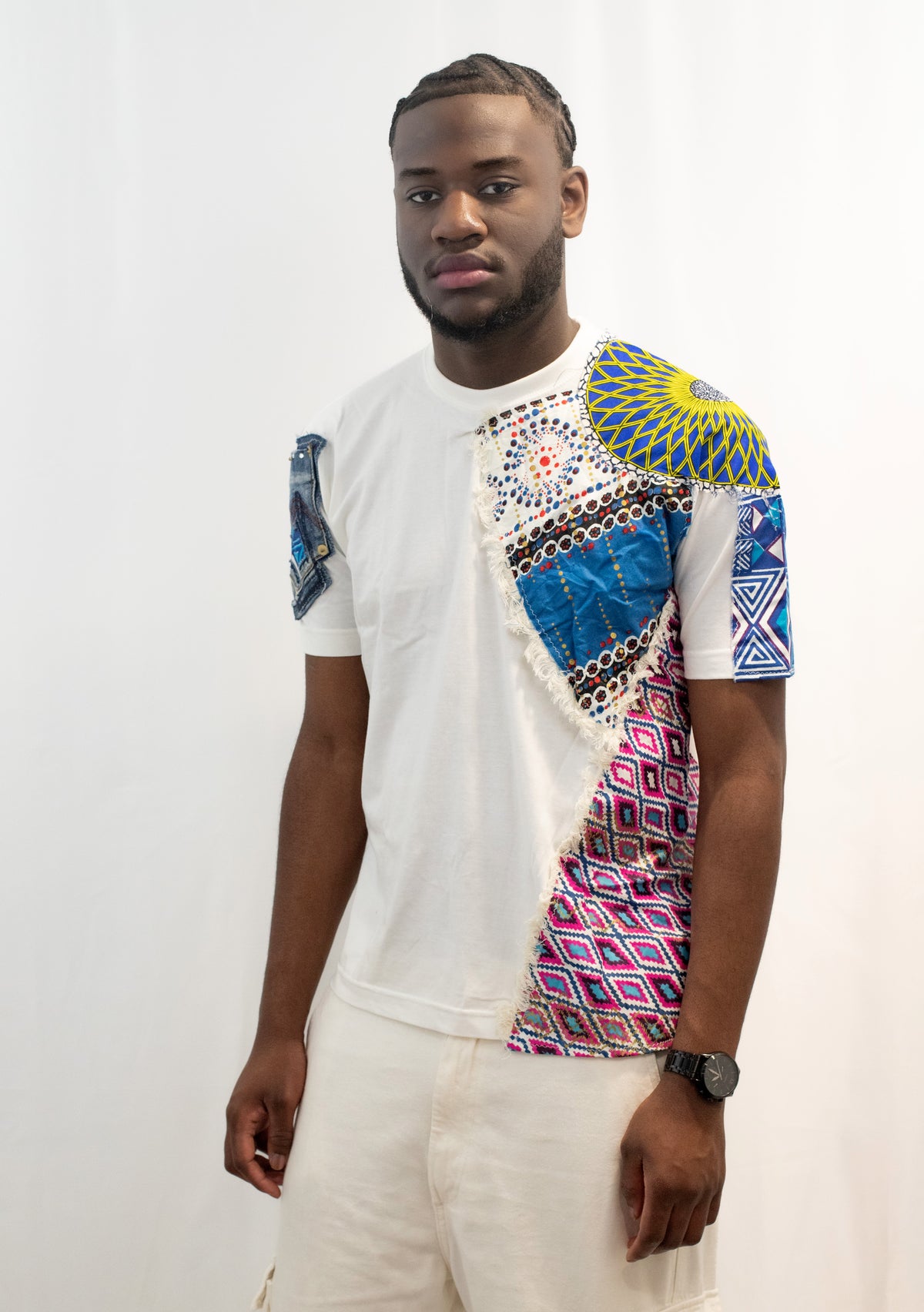 T-shirt blanc customisé avec tissus et pagnes africains