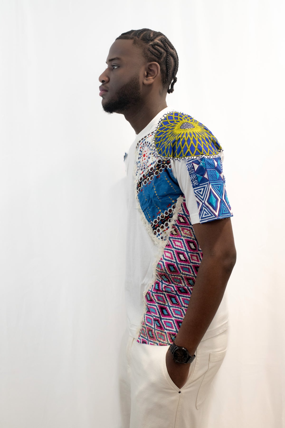 T-shirt blanc customisé avec tissus et pagnes africains