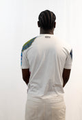 T-shirt blanc customisé avec tissus et pagnes africains