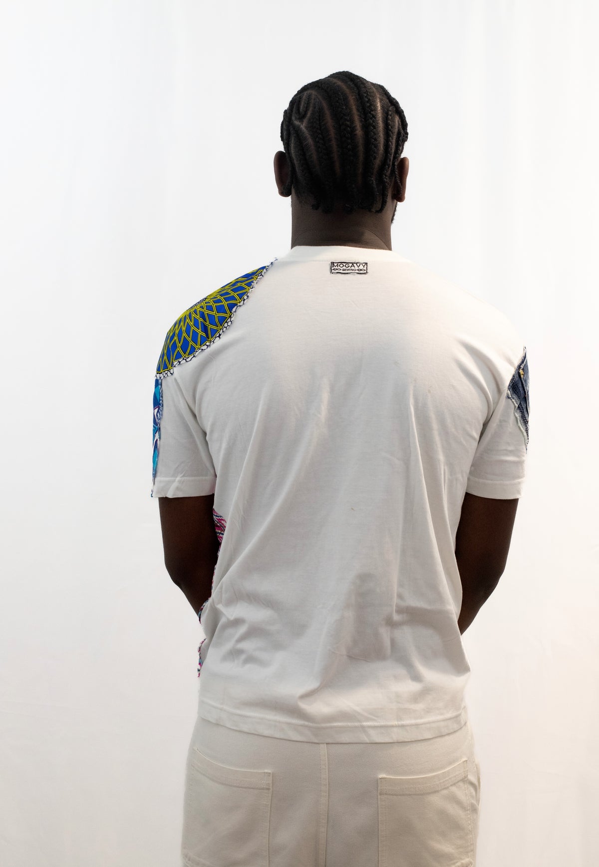 T-shirt blanc customisé avec tissus et pagnes africains
