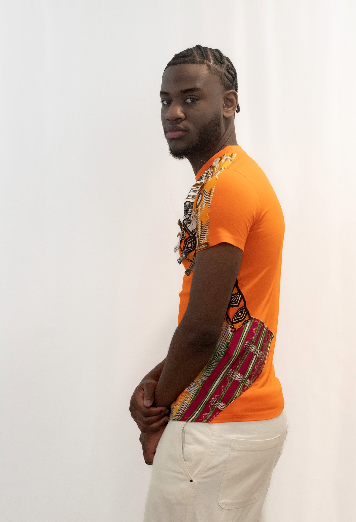 T-shirt orange customisé avec tissus et pagnes africains