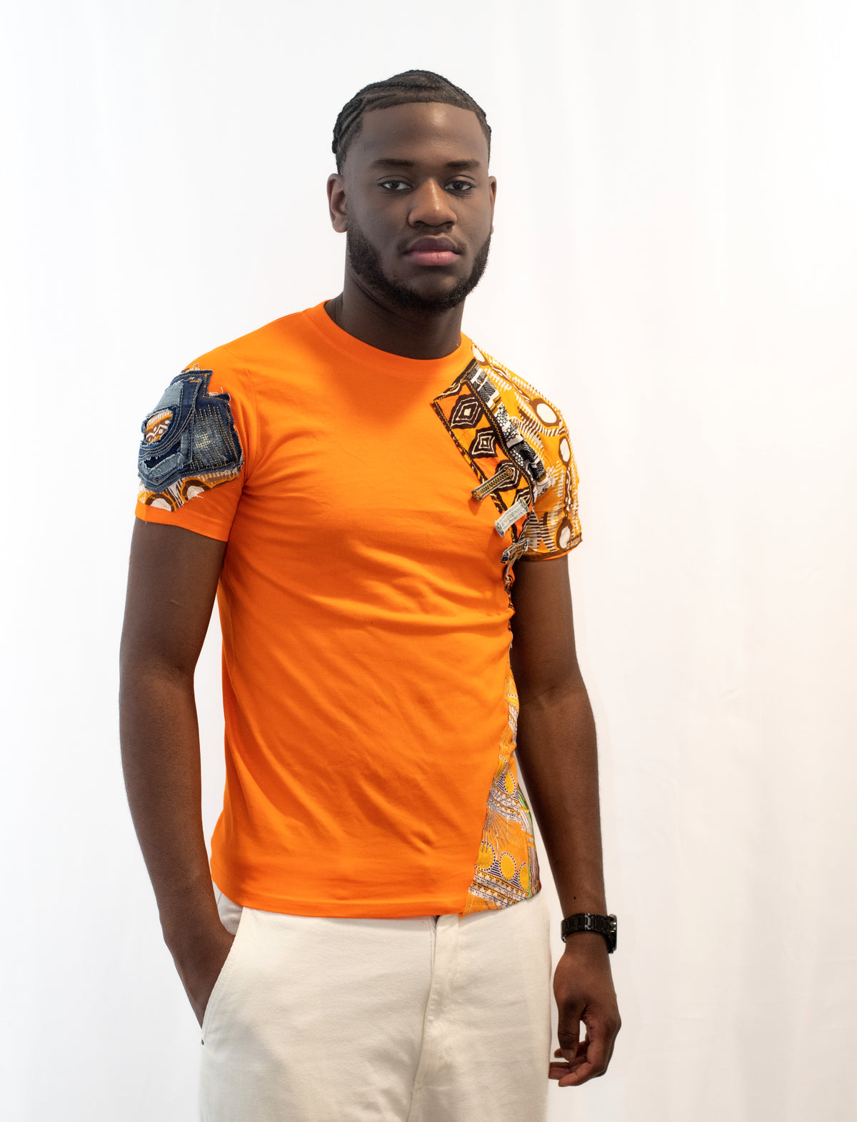 T-shirt orange customisé avec tissus et pagnes africains