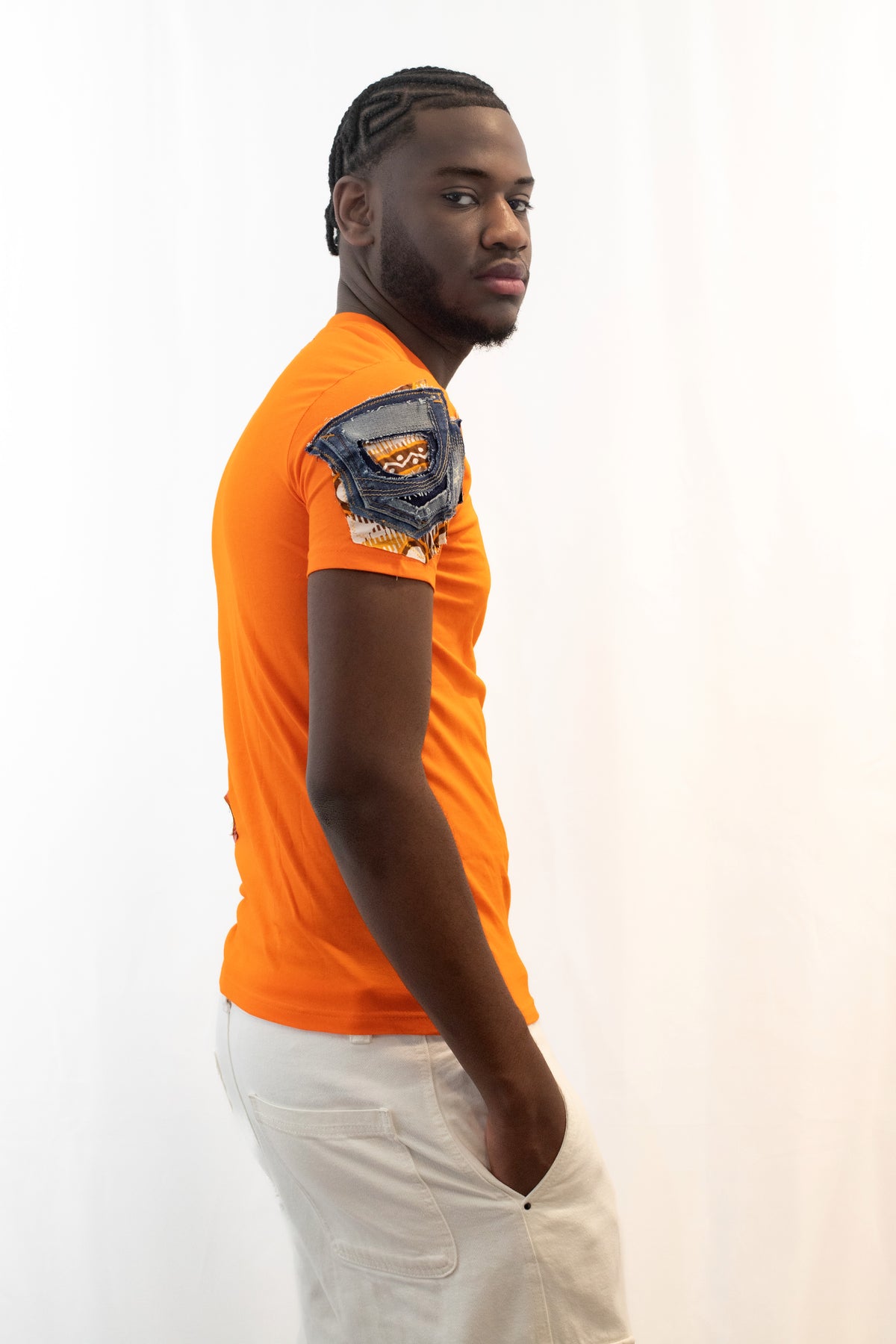 T-shirt orange customisé avec tissus et pagnes africains