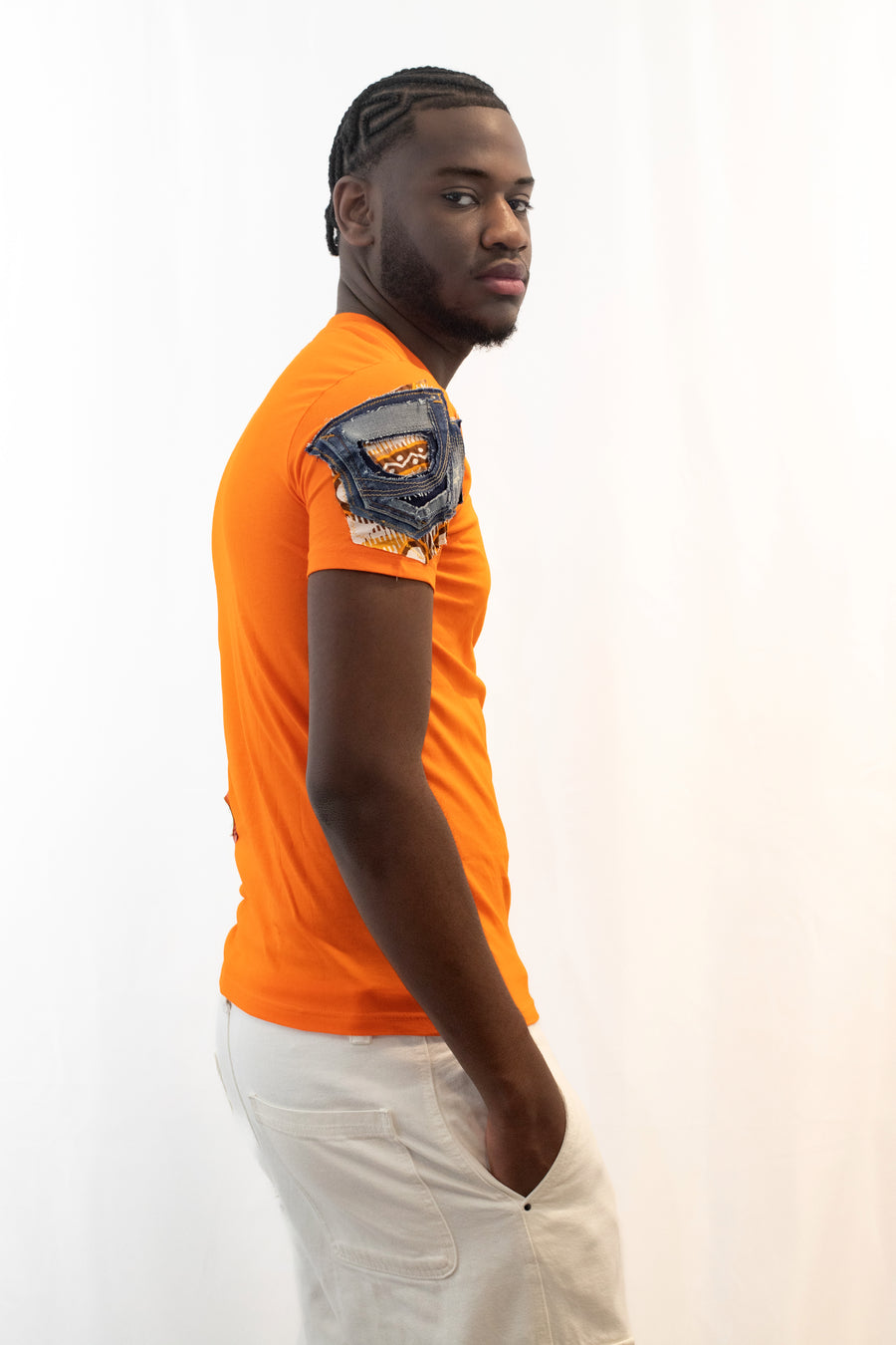 T-shirt orange customisé avec tissus et pagnes africains