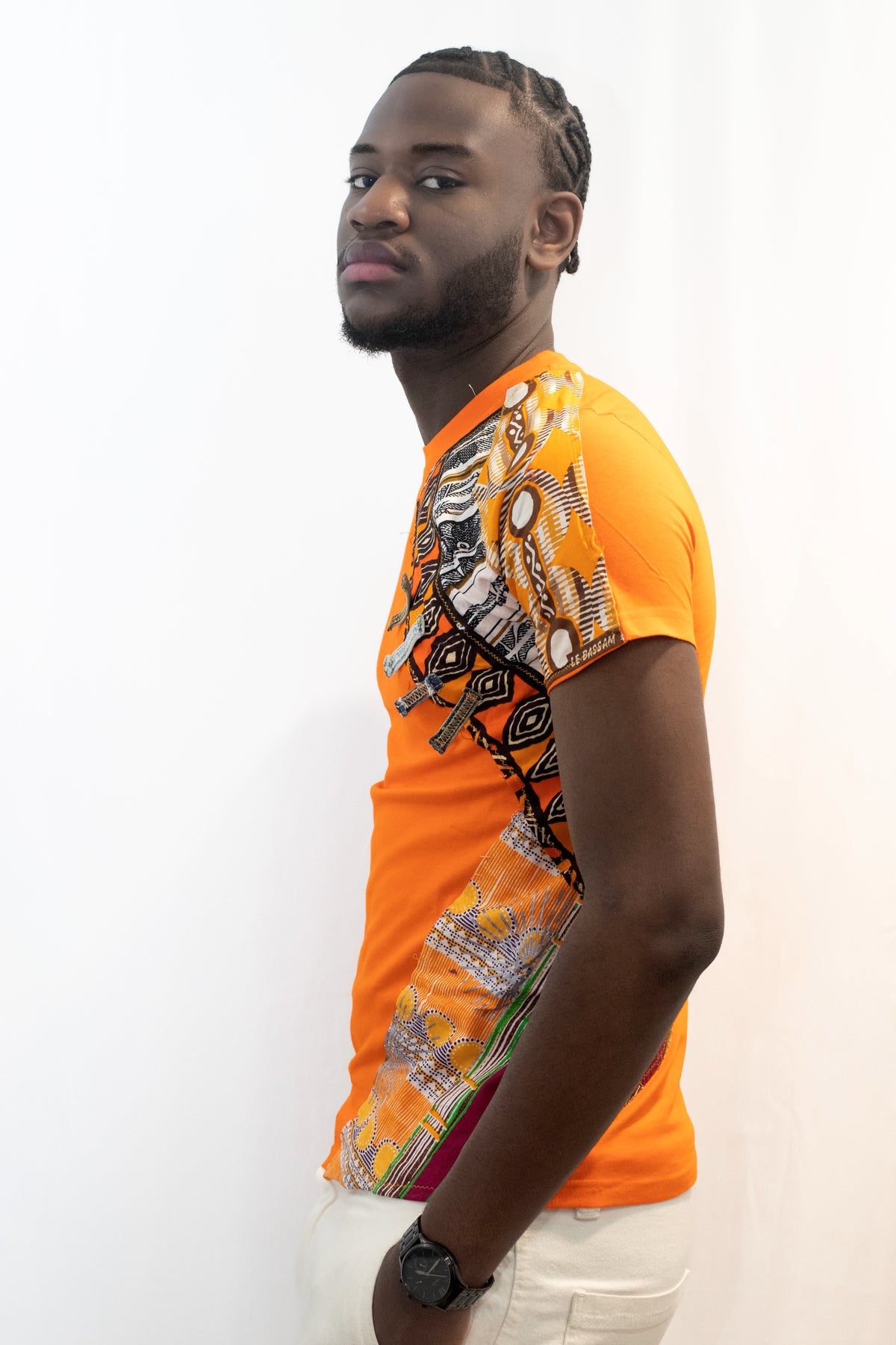 T-shirt orange customisé avec tissus et pagnes africains