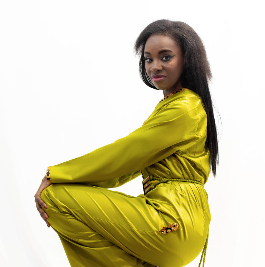 Combinaison verte en pantalon, satin de soie avec ceinture artisanale - Confection artisanale