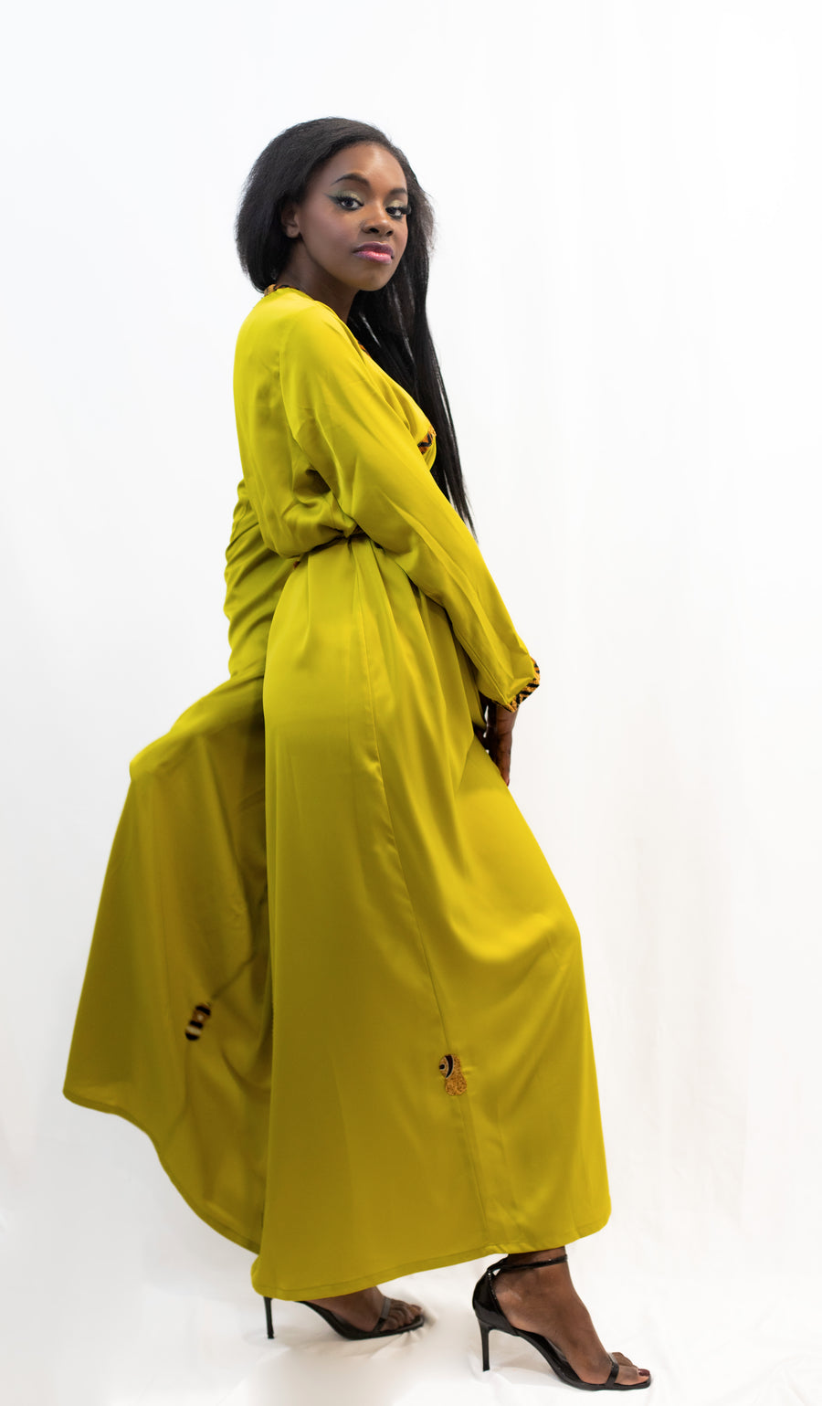 Robe caftan croisée verte avec touche de pagne africain
