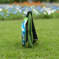 Sac crossbody éthique en toile de jute verte et pagne africain coloré.
