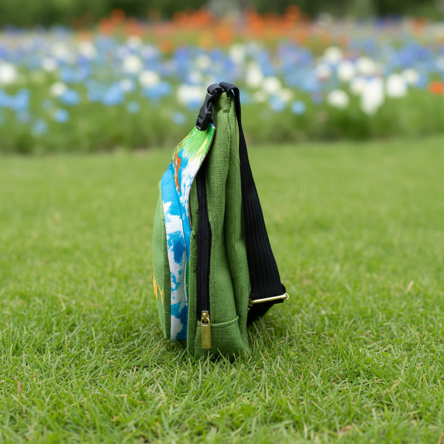 Sac crossbody éthique en toile de jute verte et pagne africain coloré.