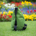 Sac crossbody éthique en toile de jute verte et pagne africain coloré.