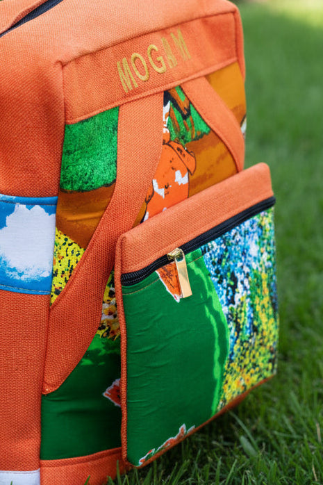 Sac à dos artisanal MOGAVY. Toile de jute orange et motifs paysages africains