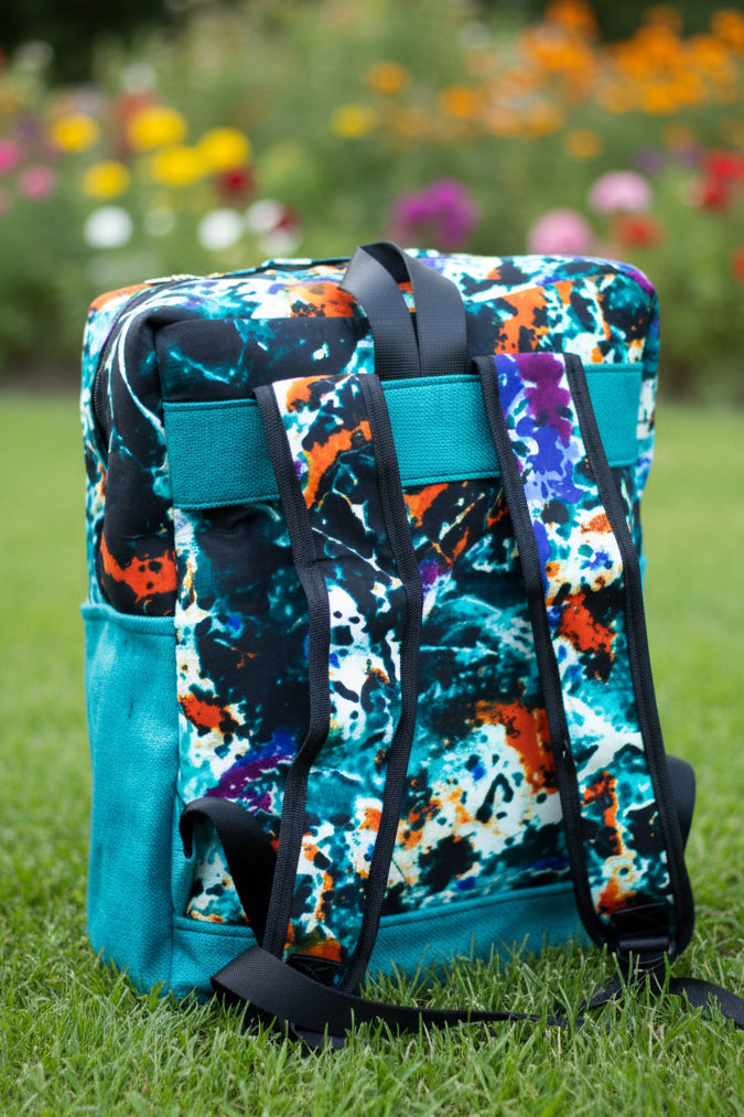 Sac à dos artisanal en toile de jute turquoise et motifs abstraits multi-couleurs