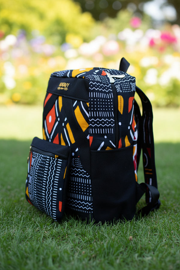 Sac à dos artisanal en tissu Bogolan & toile de jute: L'Échappée colorée.