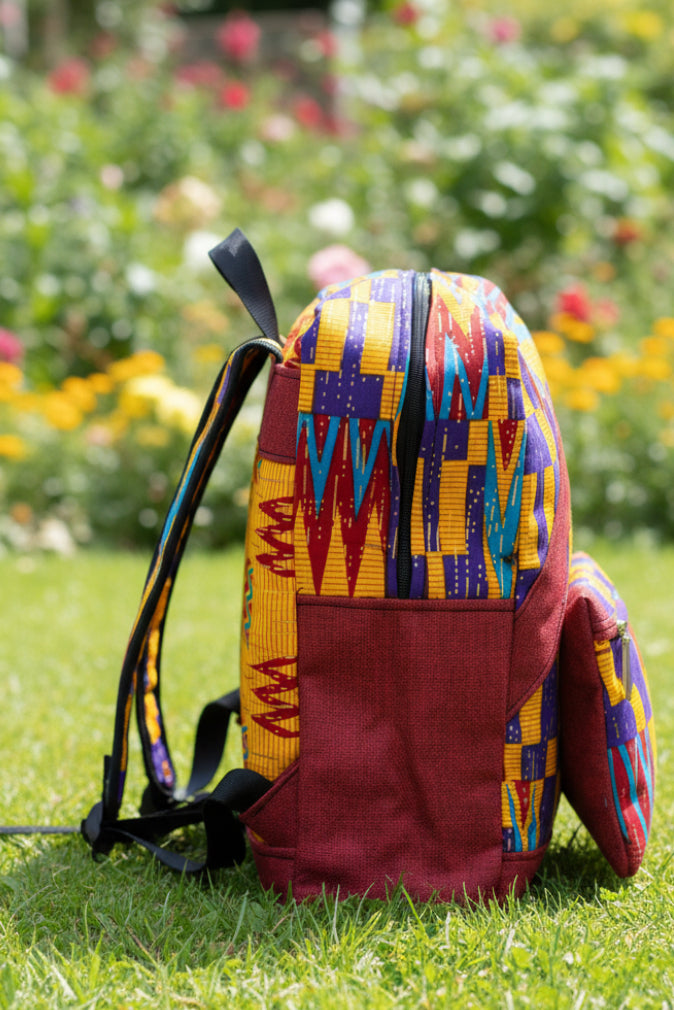 Sac à dos artisanal MOGAVY. Toile de jute bordeaux et motifs géométriques kente