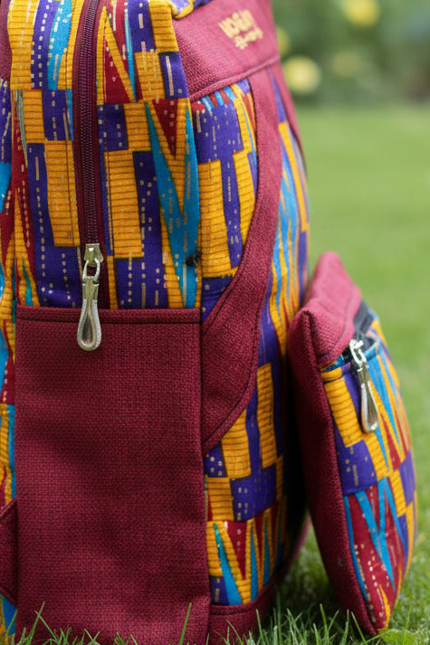 Sac à dos artisanal MOGAVY. Toile de jute bordeaux et motifs géométriques kente