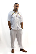 Ensemble blanc, Chemise et pantalon manches coutes en crêpe.