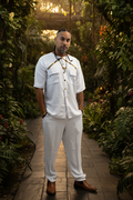 Ensemble blanc, Chemise et pantalon manches coutes en crêpe.