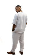 Ensemble blanc, Chemise et pantalon manches coutes en crêpe.