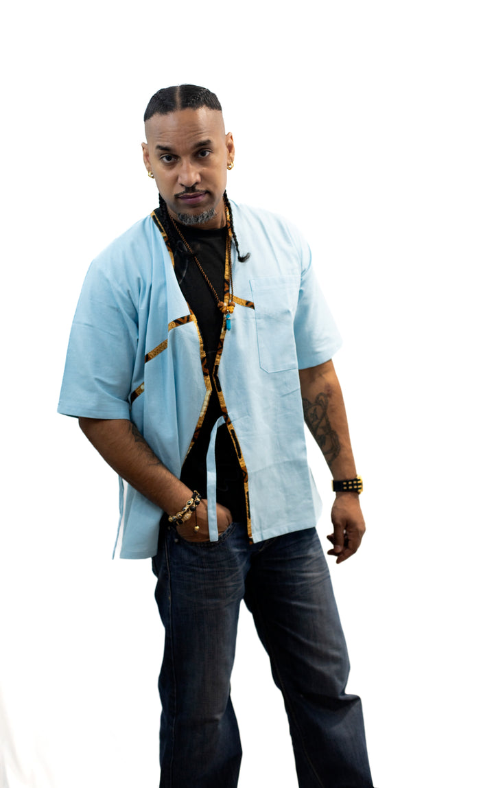 Gilet habillé Homme – bleu ciel en pur lin, détails en pagne africain