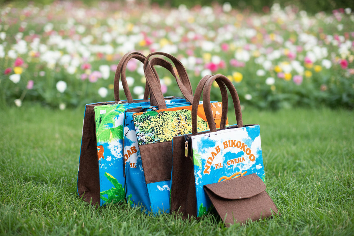 Sac cabas artisanal en toile de jute et tissu africain évasion, avec pochette.