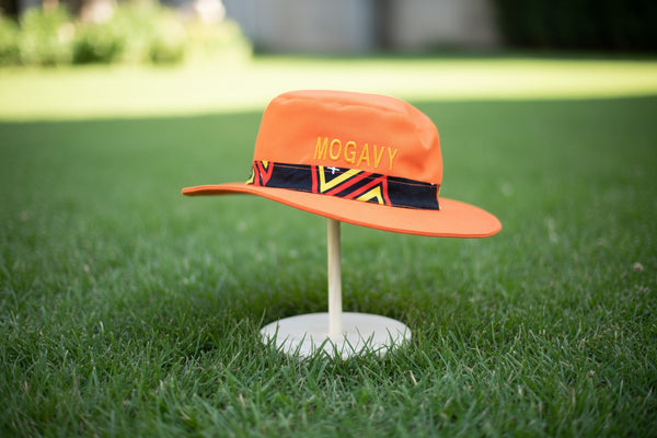 Le chapeau flamboyant. Orange mandarin & wax graphique