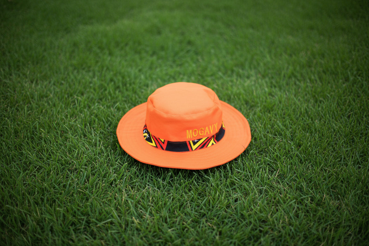 Le chapeau flamboyant. Orange mandarin & wax graphique
