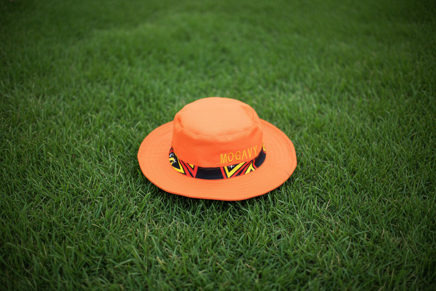 Le chapeau flamboyant. Orange mandarin & wax graphique