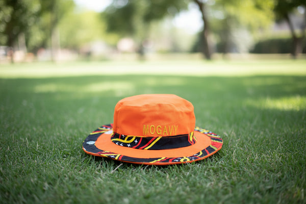 Le chapeau flamboyant. Orange mandarin & wax graphique