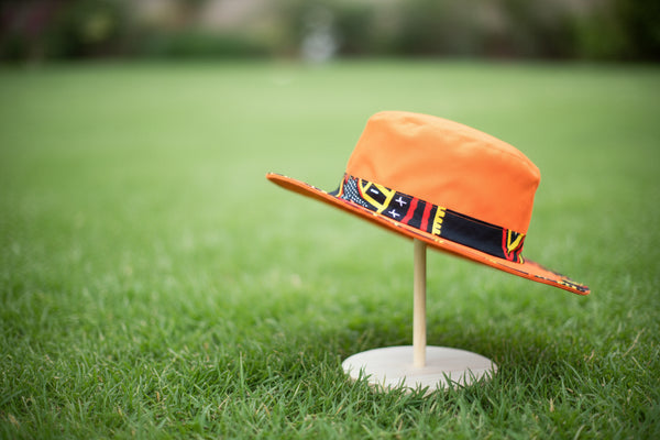 Le chapeau flamboyant. Orange mandarin & wax graphique