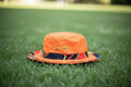 Le chapeau flamboyant. Orange mandarin & wax graphique