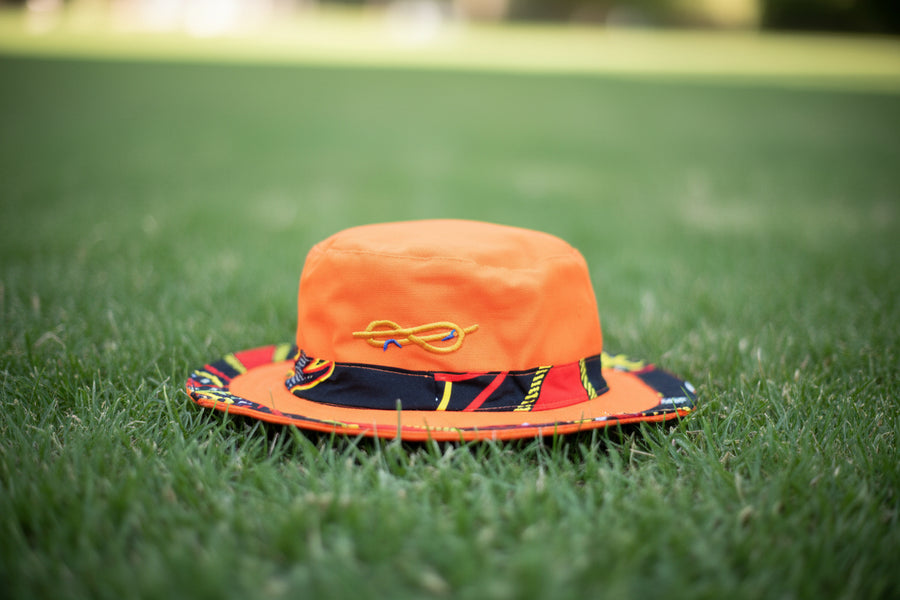 Le chapeau flamboyant. Orange mandarin & wax graphique