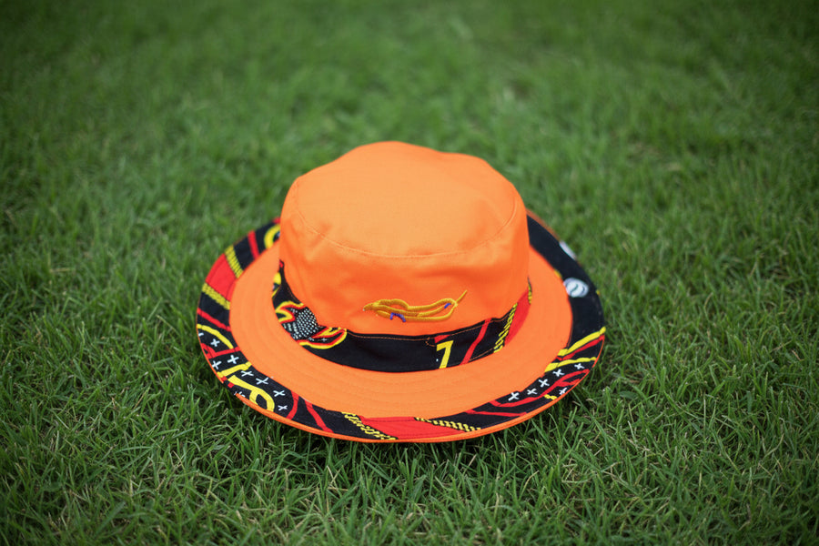 Le chapeau flamboyant. Orange mandarin & wax graphique