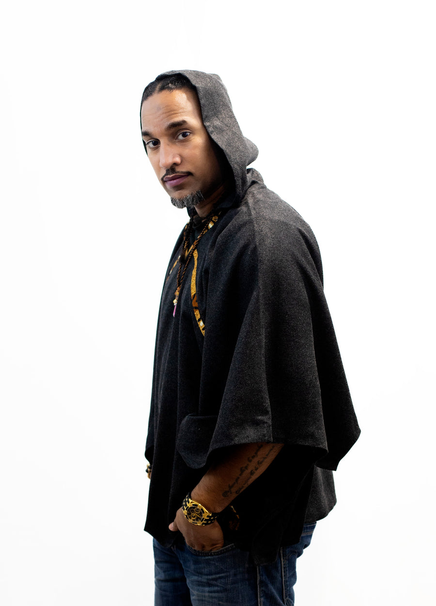 Poncho noir à Capuche en Cachemire avec touches  de Pagne Africain